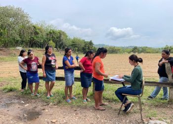 Artesanas zacapanecas se benefician con programa de becas