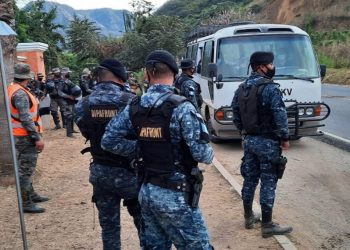 Agentes de la PNC interceptan a venezolanos.