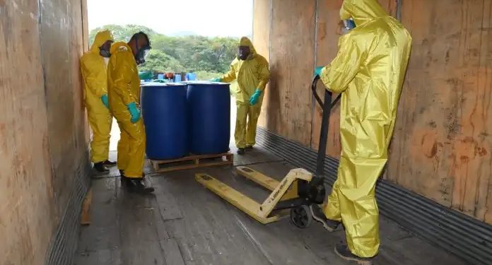 Proceso de traslado de precursores químicos. Foto: archivo