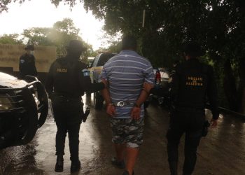 PNC detiene a presunto coyote cuando transportaba a extranjeros sin permiso migratorio