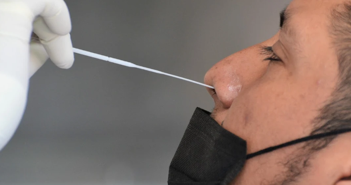 Aprueban la venta libre de pruebas rápidas de antígeno para deteción de COVID-19.