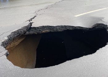 Socavamiento en ruta al Pacífico