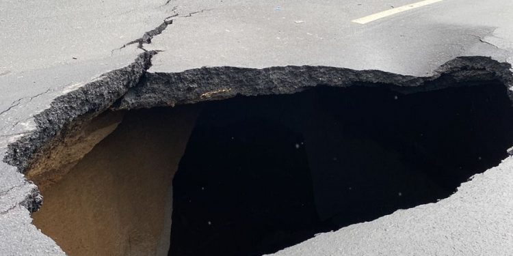 Socavamiento en ruta al Pacífico