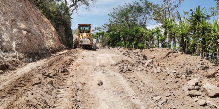 El Ejército rehabilita caminos rurales