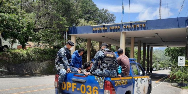 Remiten a Migración a grupo de 20 extranjeros por ingreso irregular al país.