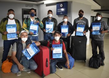 Grupo de 31 guatemaltecos viaja al extranjero con visas de trabajo