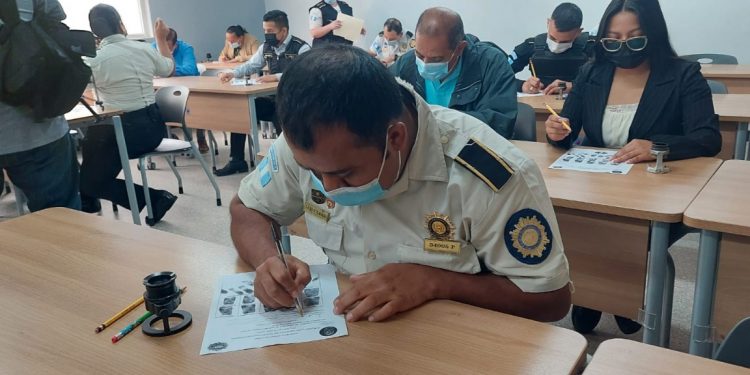 Llevan a cabo la primera demostración científica de lofoscopía y grafotecnia