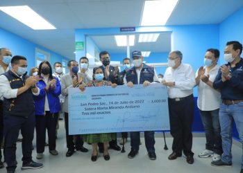 Mandatario entrega incentivo económico a comadronas de San Marcos