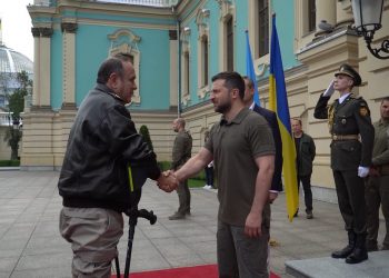 El mandatario Giammattei fue recibido por el presidente de Ucrania.