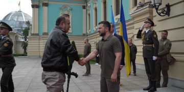 El mandatario Giammattei fue recibido por el presidente de Ucrania.