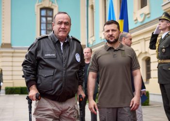 El mandatario Giammattei junto a su homólogo de Ucrania, Volodímir Zelenski.