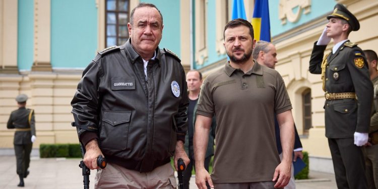 El mandatario Giammattei junto a su homólogo de Ucrania, Volodímir Zelenski.