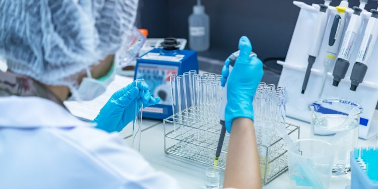 Presentan guías de importación de muestras para laboratorios