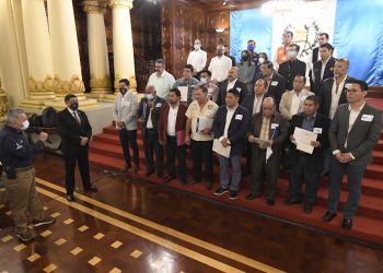 Alcaldes de Quetzaltenango, recibieron un diploma por su participación en la segunda gira presidencial