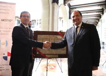 Autoridades de ambas naciones participaron en la inauguración de la exposición.