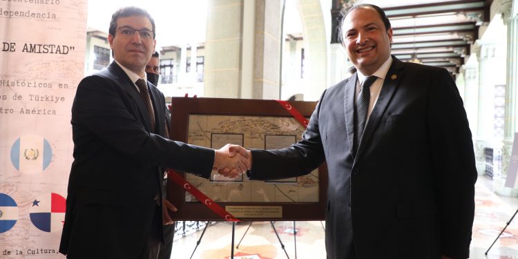 Autoridades de ambas naciones participaron en la inauguración de la exposición.