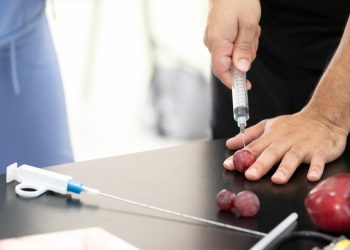 Médicos reciben capacitación sobre técnicas para toma de biopsias