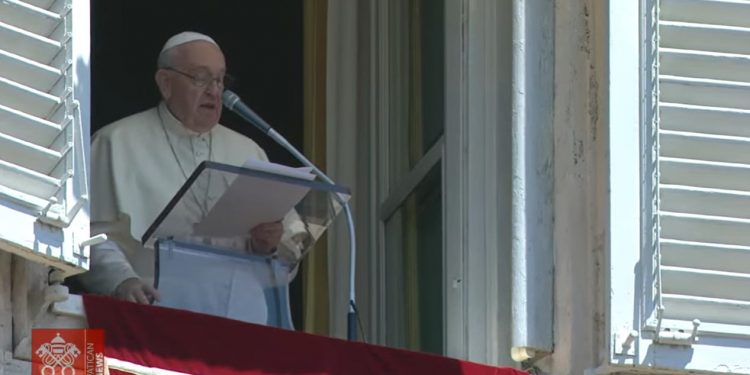 Papa: "Estoy siempre pendiente de la martirizada población ucraniana"