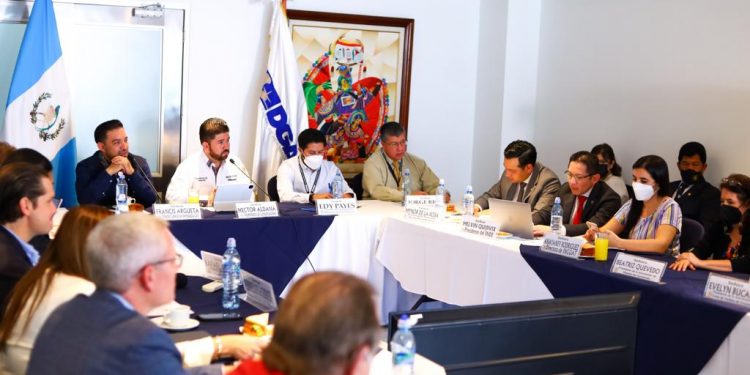 Instalan mesa que impulsará mejoramiento del Aeropuerto Internacional La Aurora