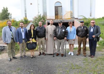 El presidente Alejandro Giammattei durante su visita a una de las ciudades de Ucrania.