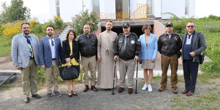 El presidente Alejandro Giammattei durante su visita a una de las ciudades de Ucrania.