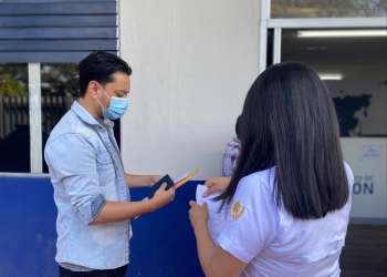 Entrega de pasaportes a trabajadores temporales.