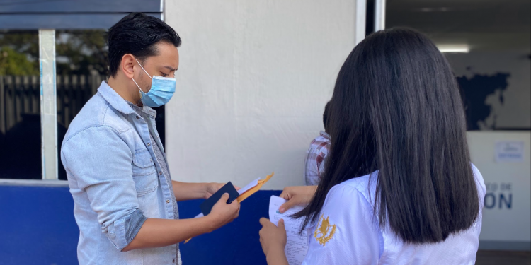 Entrega de pasaportes a trabajadores temporales.