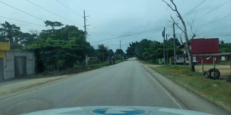 Instan a automovilistas a conducir con precaución