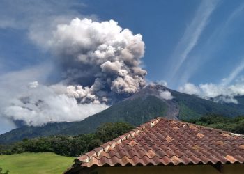 Autoridades efectúan monitoreo tras explosiones del volcán de Fuego