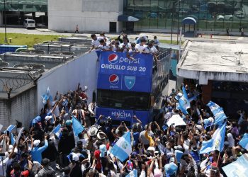 Selección Sub-20 recibe calurosa bienvenida por la afición