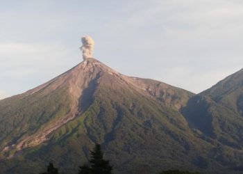 Dan seguimiento a actividad del volcán de Fuego por incremento de actividad