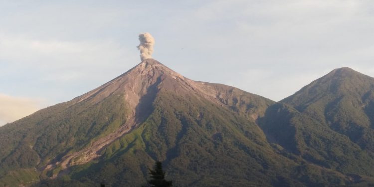 Dan seguimiento a actividad del volcán de Fuego por incremento de actividad