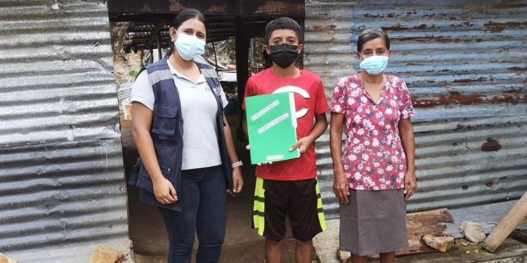 Jóvenes beneficiarios de Beca Educación Media en Petén reciben visitas domiciliares