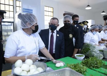 Dignifican a policías con comedor en comisaría 11
