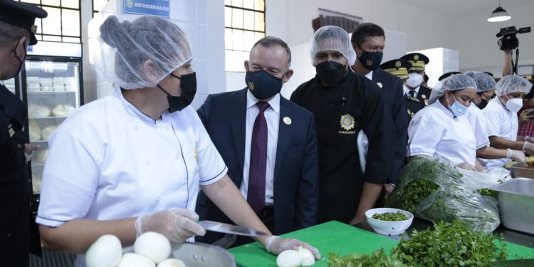 Dignifican a policías con comedor en comisaría 11
