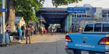 Se incrementa flujo migratorio desde El Salvador por fiestas agostinas