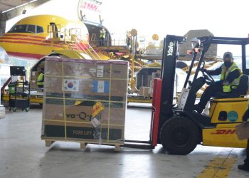 COVID-19: Guatemala recibe lote de vacunas para atender a niños de 6 a 11 años