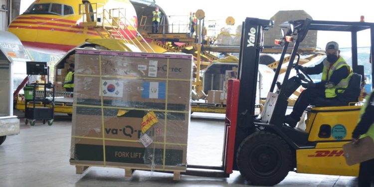 COVID-19: Guatemala recibe lote de vacunas para atender a niños de 6 a 11 años