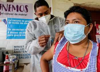 Avanzan en la administración de la vacuna contra el COVID-19 en Jalapa