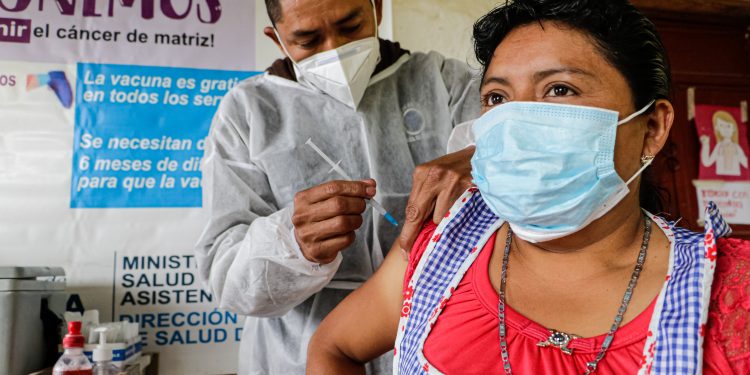 Avanzan en la administración de la vacuna contra el COVID-19 en Jalapa