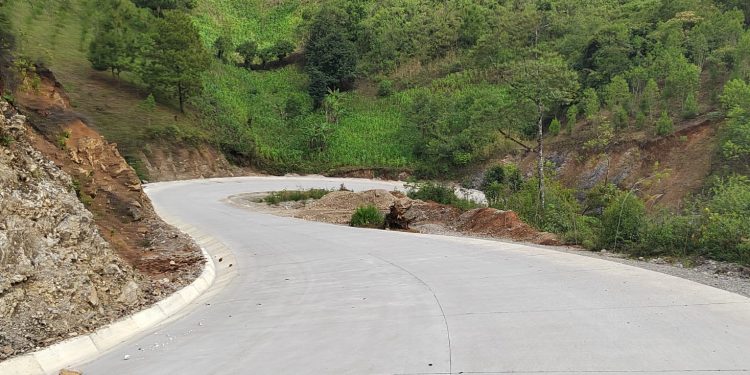 CIV continúa con mejoramiento de camino rural en San Juan Chamelco