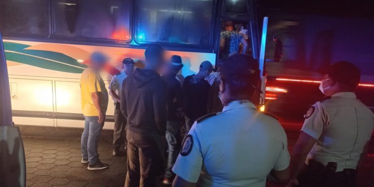 Capturan a dos presuntos coyotes por traslado irregular de venezolanos