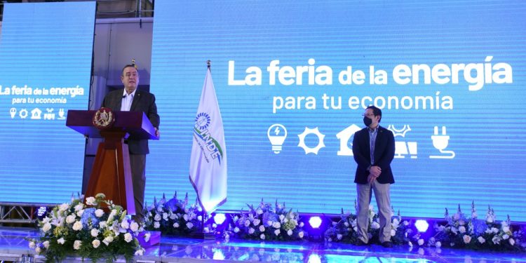 Presidente Giammattei participa en clausura de Feria de la Energía para tu Economía