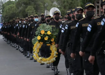 Agentes rinden homenaje a sus compañeros fallecidos