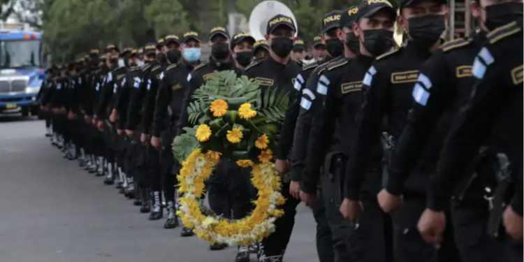 Agentes rinden homenaje a sus compañeros fallecidos
