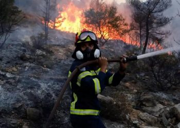 Fuego al norte de Atenas, Grecia, se descontrola y alcanza las primeras casas
