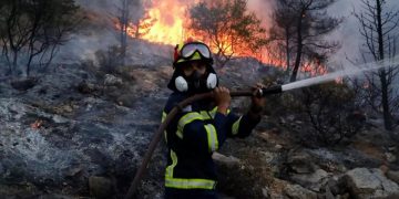 Fuego al norte de Atenas, Grecia, se descontrola y alcanza las primeras casas