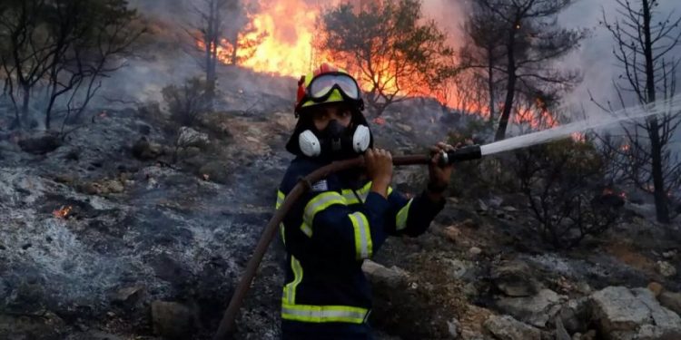 Fuego al norte de Atenas, Grecia, se descontrola y alcanza las primeras casas