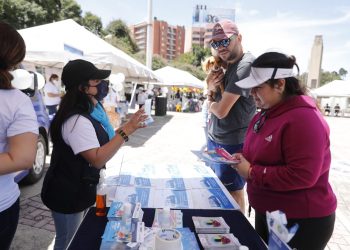 La feria informativa se realiza este domingo en pasos y pedales en la ciudad capital.