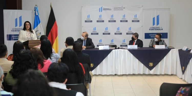 Lanzan Maestría de Políticas Educativas para docentes guatemaltecos